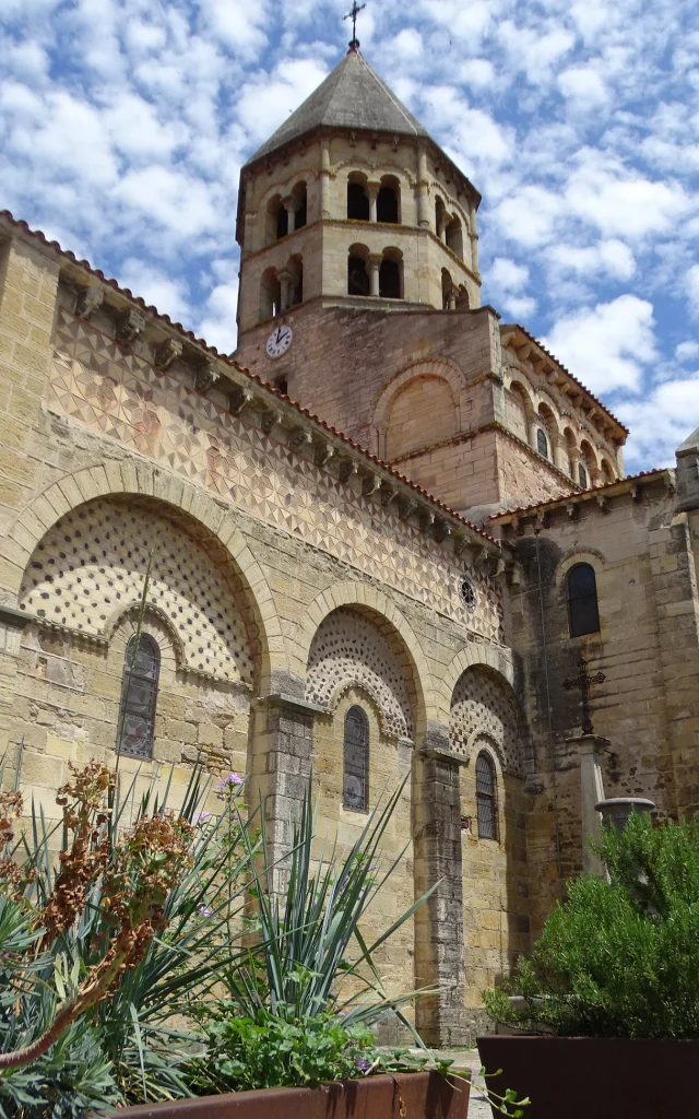 Vue de l'église Saint-Julien de Chauriat, un édifice roman avec son massif barlong et son clocher orthogonal.