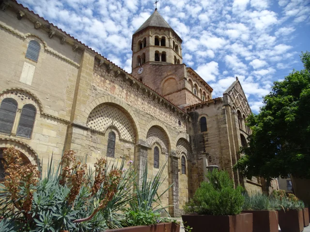 Vue de l'église Saint-Julien de Chauriat, un édifice roman avec son massif barlong et son clocher orthogonal.