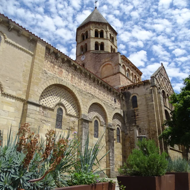 Vue de l'église Saint-Julien de Chauriat, un édifice roman avec son massif barlong et son clocher orthogonal.