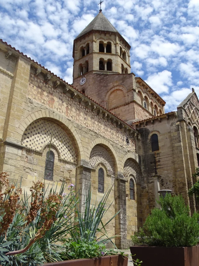 Vue de l'église Saint-Julien de Chauriat, un édifice roman avec son massif barlong et son clocher orthogonal.