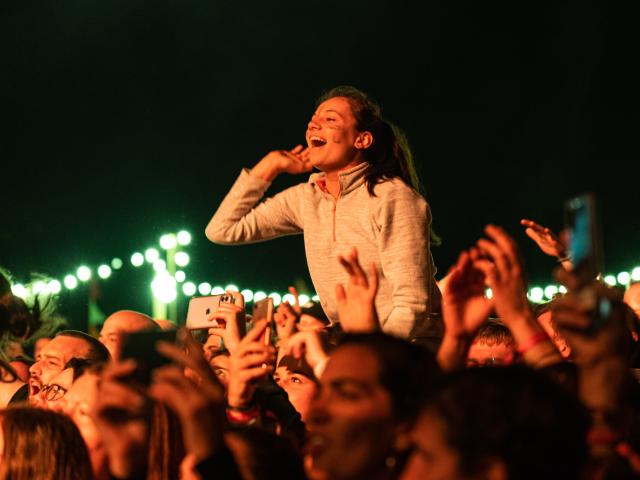 Foule et spectateur au-dessus de la foule lors du World Festival Ambert, célébré pour sa programmation éclectique au cœur du Livradois-Forez