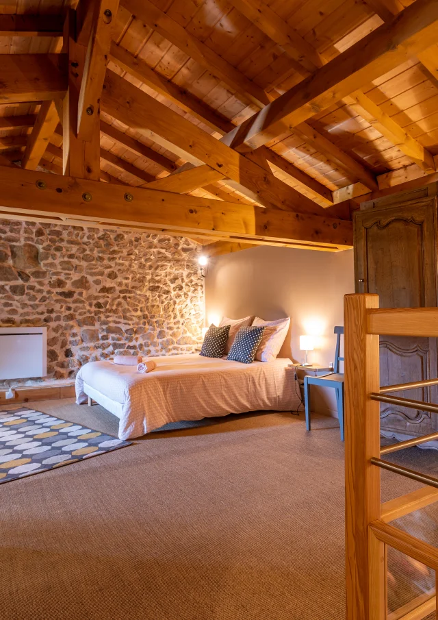 Vue de la chambre principale du Gîte de la Neira à Ravel, avec un intérieur moderne et confortable, à proximité du Château de Ravel.