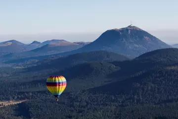 Vol en montgolfière au dessus des volcans de la Chaîne des Puys