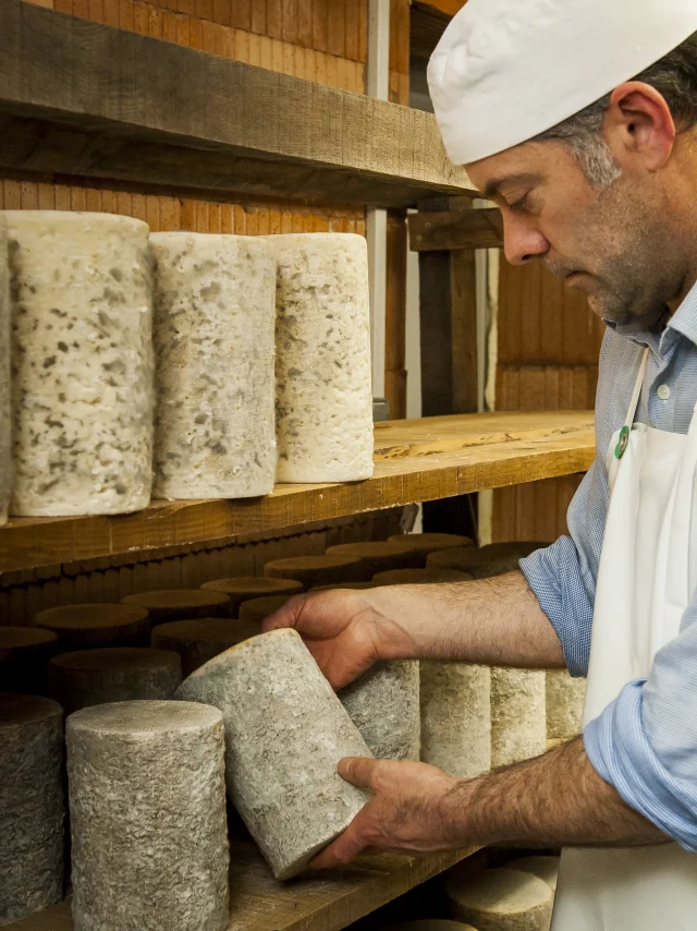 Antoine de Boismenu, producteur de fourme d'Ambert fermière AOP, dans sa cave de la ferme des Supeyres.