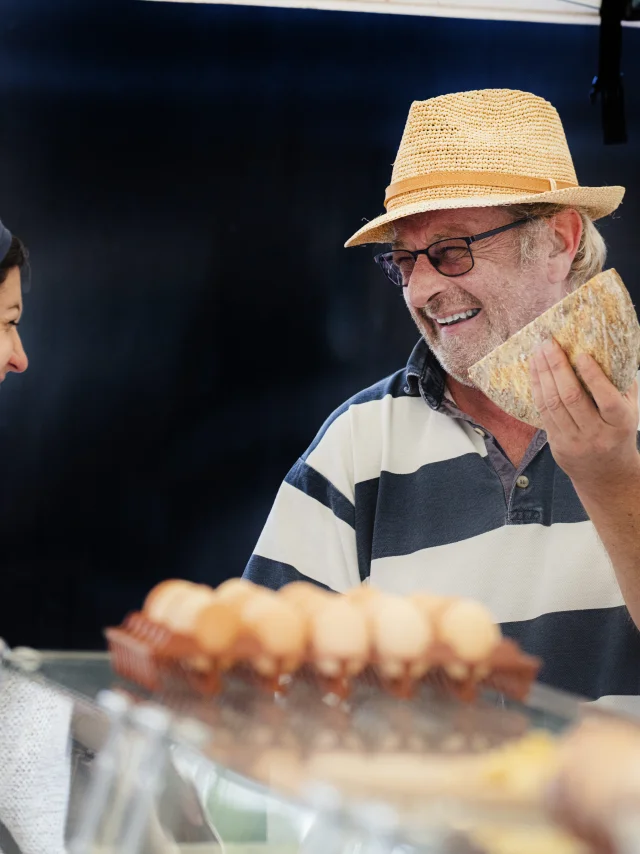 Un producteur au marché de Billom échange avec une cliente.