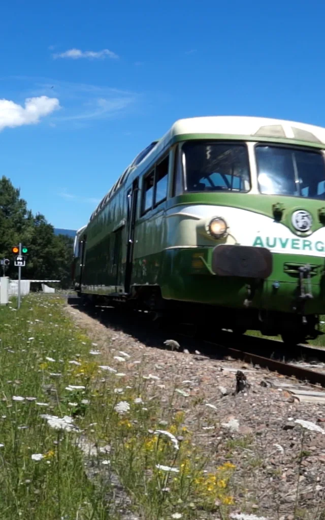 Autorail panoramique X 4200 dans le paysage du Livradois-Forez