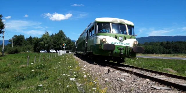 Autorail panoramique X 4200 dans le paysage du Livradois-Forez