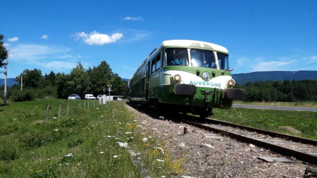 Autorail panoramique X 4200 dans le paysage du Livradois-Forez