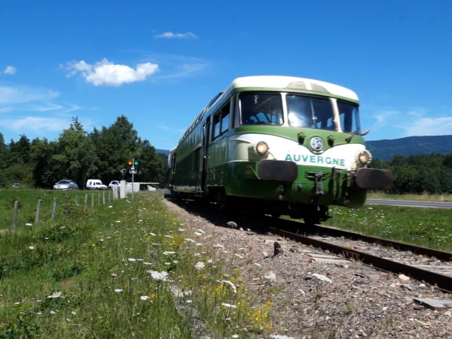 Autorail panoramique X 4200 dans le paysage du Livradois-Forez