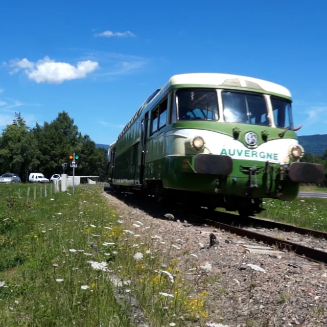 Autorail panoramique X 4200 dans le paysage du Livradois-Forez